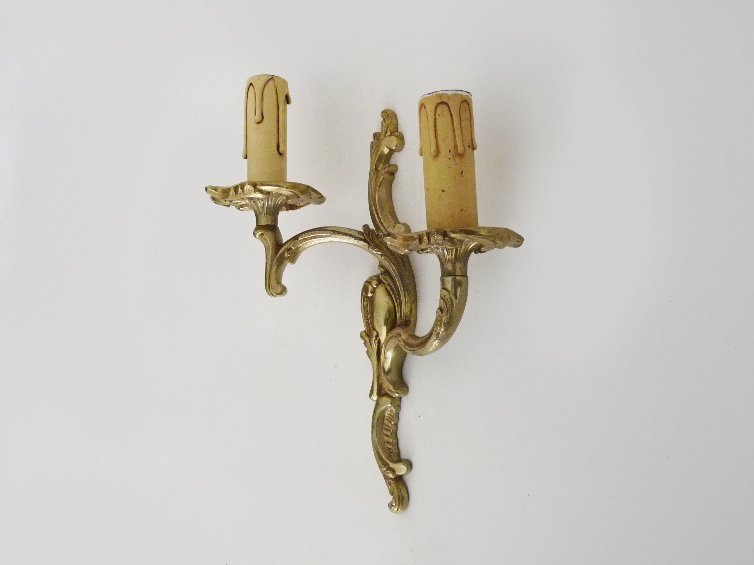 Antique double wall sconce in bronze, acanthus leaf design.