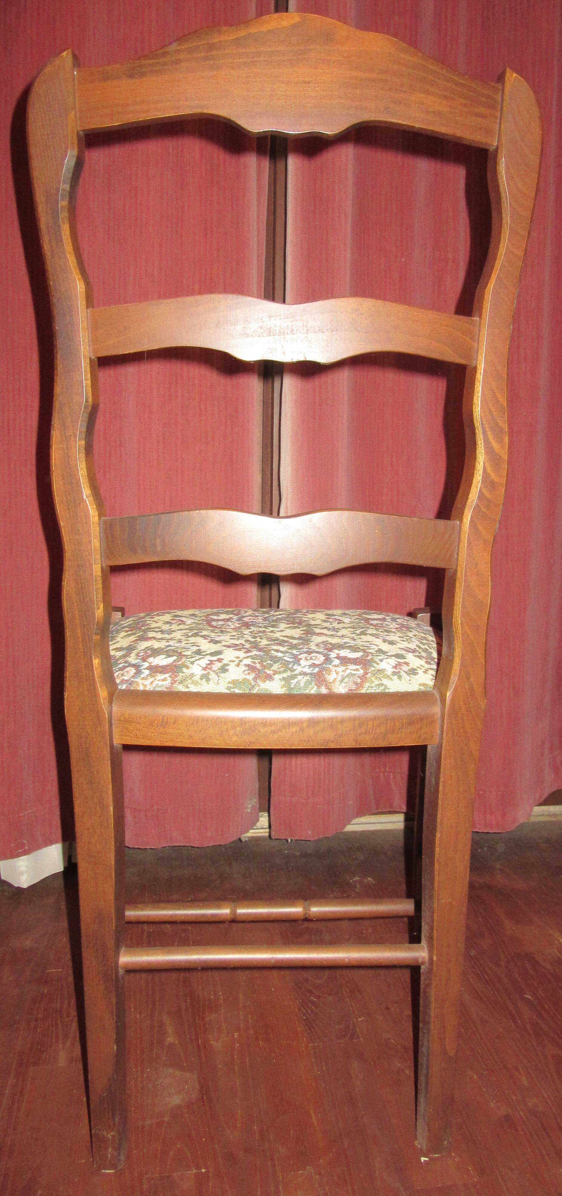 Set of 2 wooden chairs