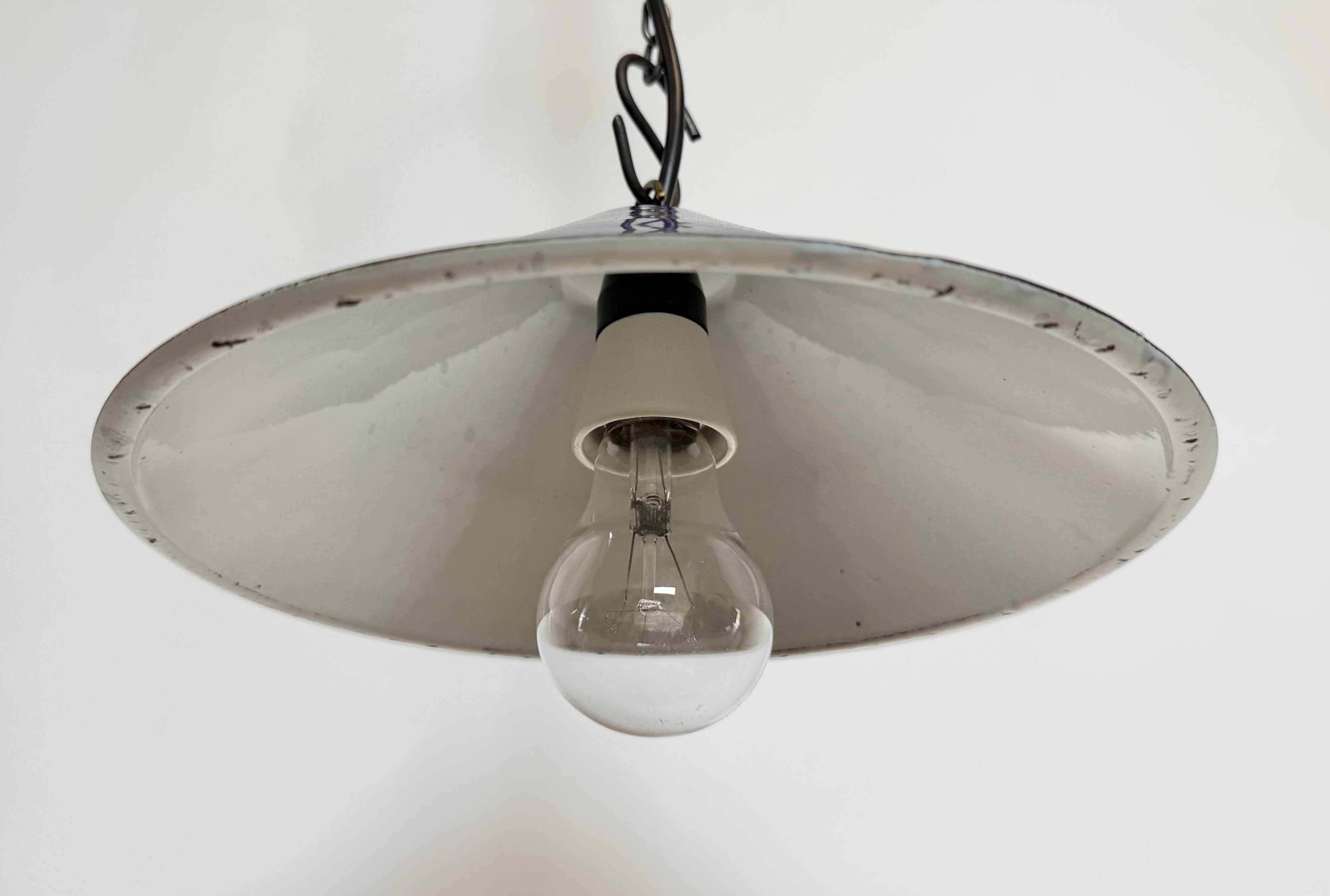 Lampe suspendue industrielle en émail bleu britannique, années 1950