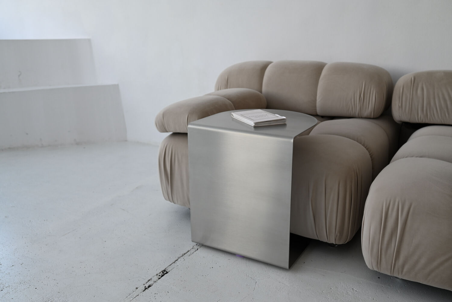 Table d'appoint en acier inoxydable en forme de C Veliento