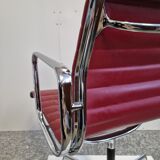 Fauteuil EA 108 de Charles & Ray Eames édition Vitra