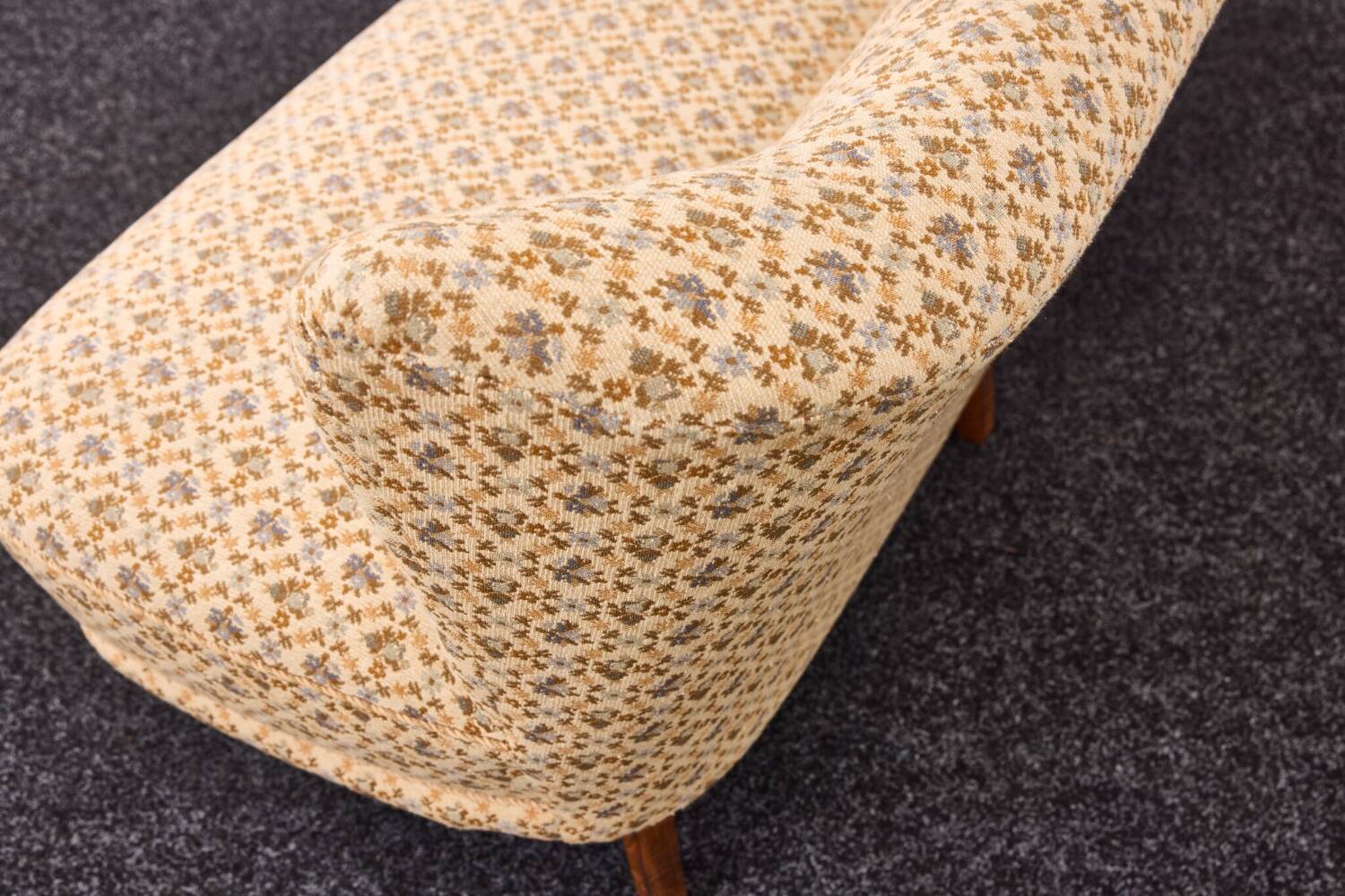 Ensemble canapé et fauteuil cocktail suédois, années 1950 – Dossier courbé