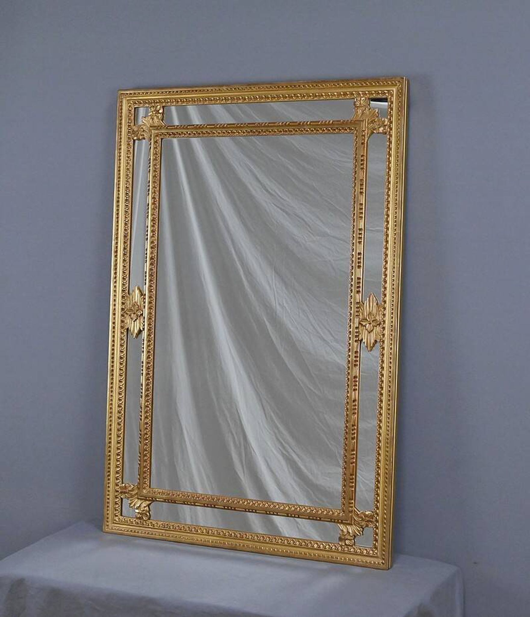 Grand miroir à parcloses, style Louis XVI – Milieu XXe