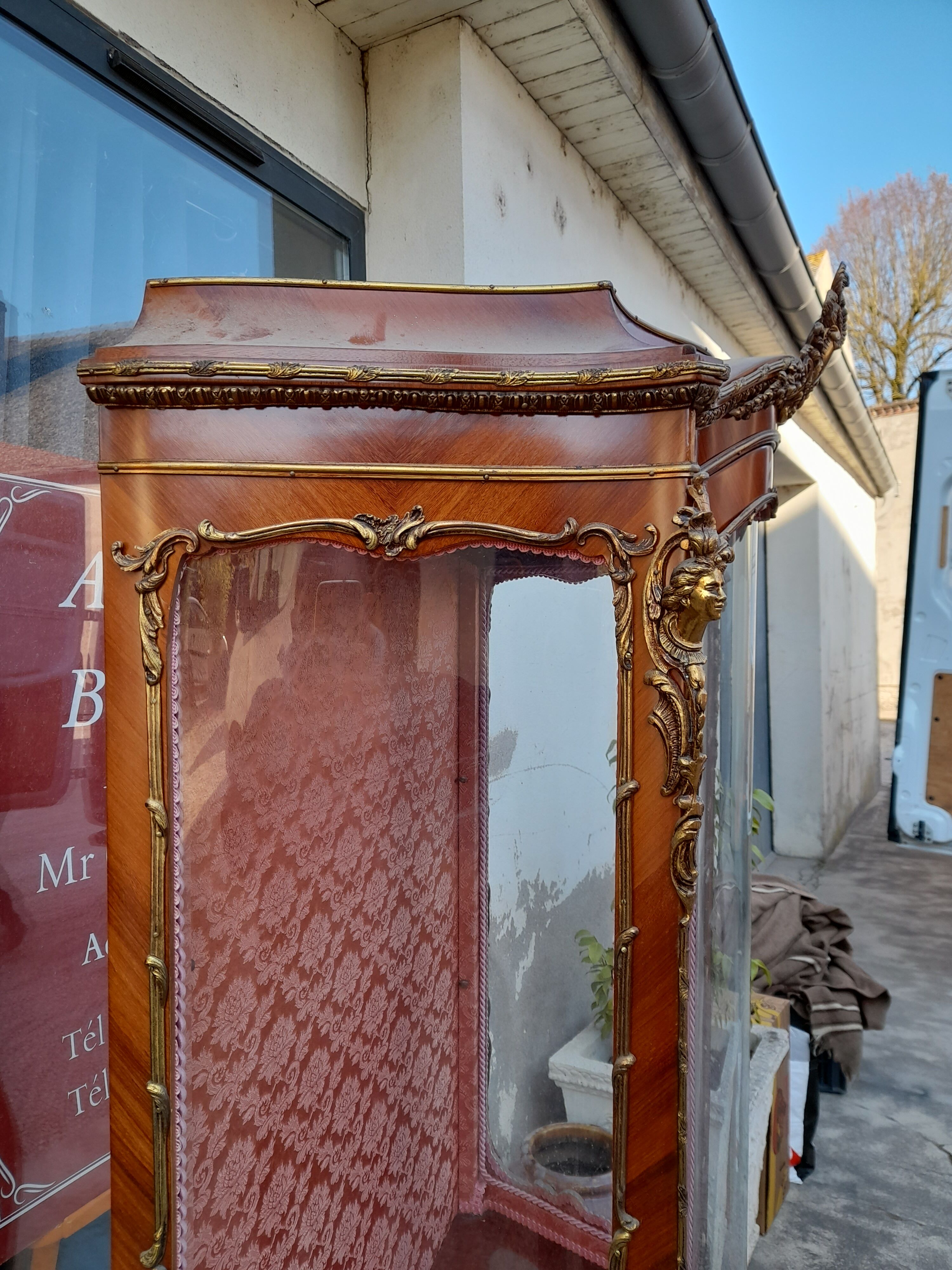 Vitrine Louis XV galbée en marqueterie et vernis Martin