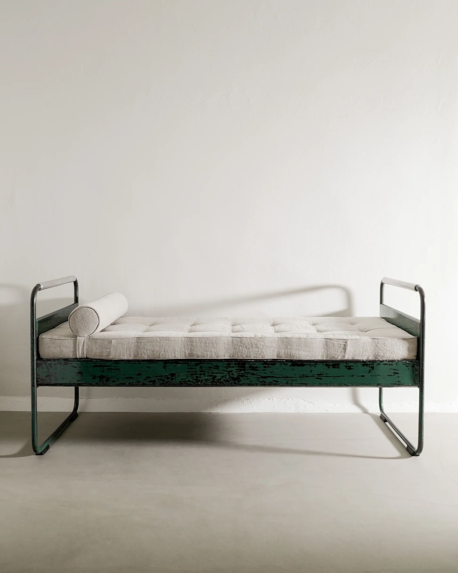 French Mid Century Jean Prouvé "No 17 / Fabert" Aluminum Daybed, 1930s