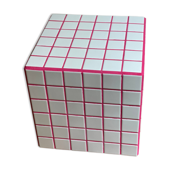 Table d'appoint cube gigi carrelage mosaïque blanc joint rose bout de canapé