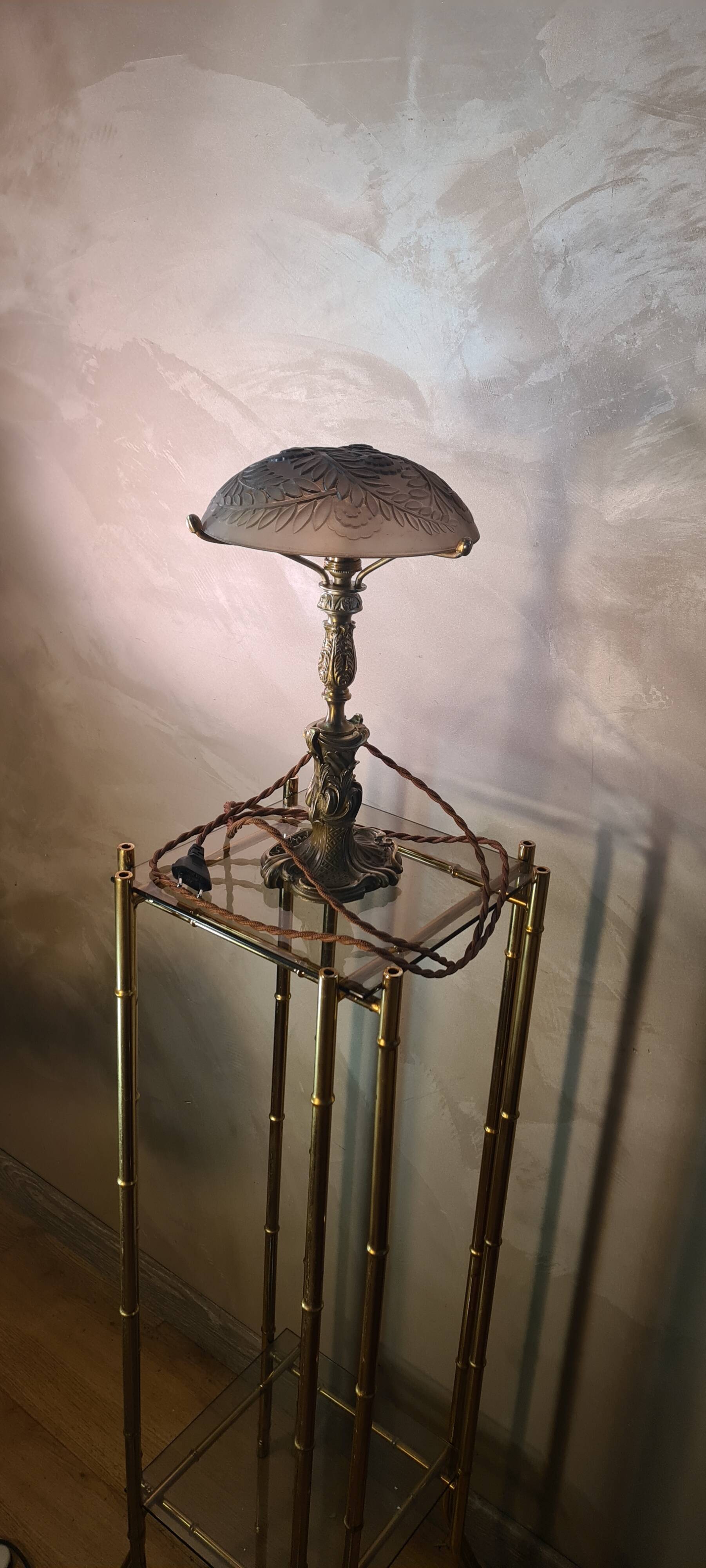 Louis XV bronze lamp rocaille style 34x25, molded glass lampshade signed Stella