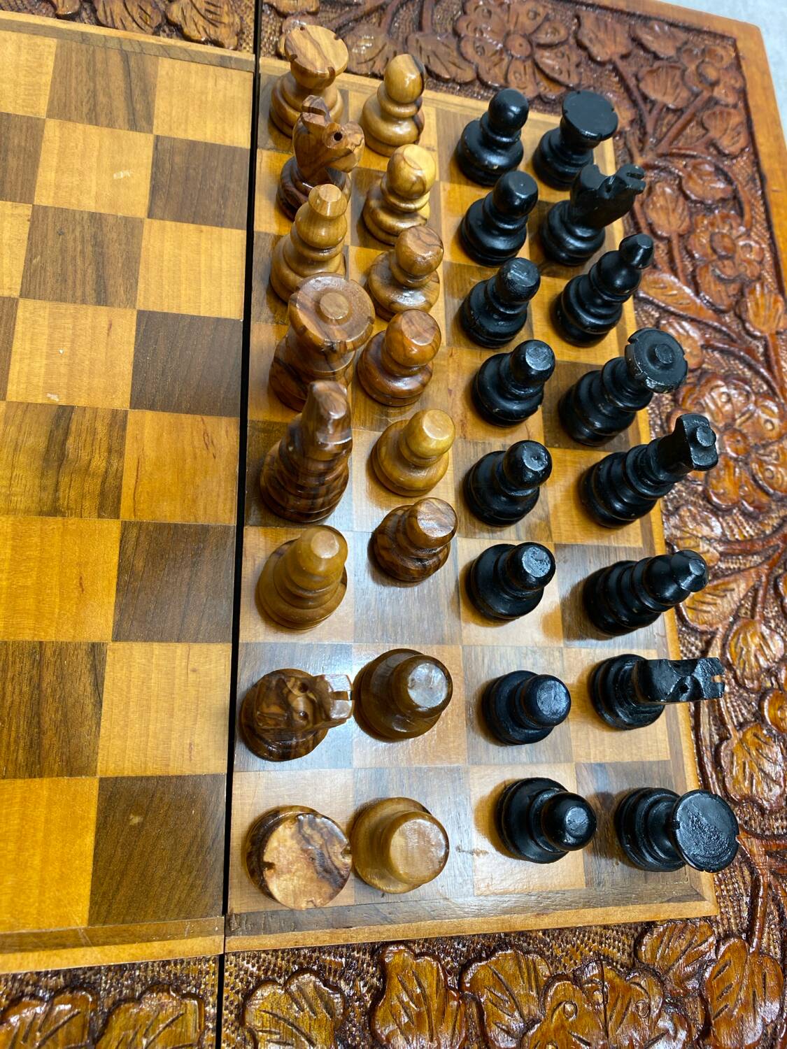 Chess and backgammon set in carved wood and marquetry