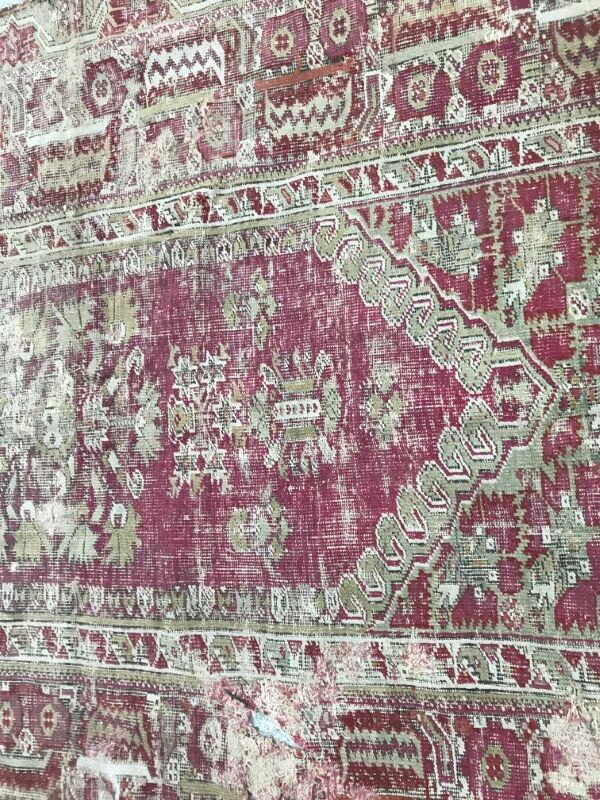 Carpet former Turkish Ghyordes 18th century handmade 135 X 268 CM