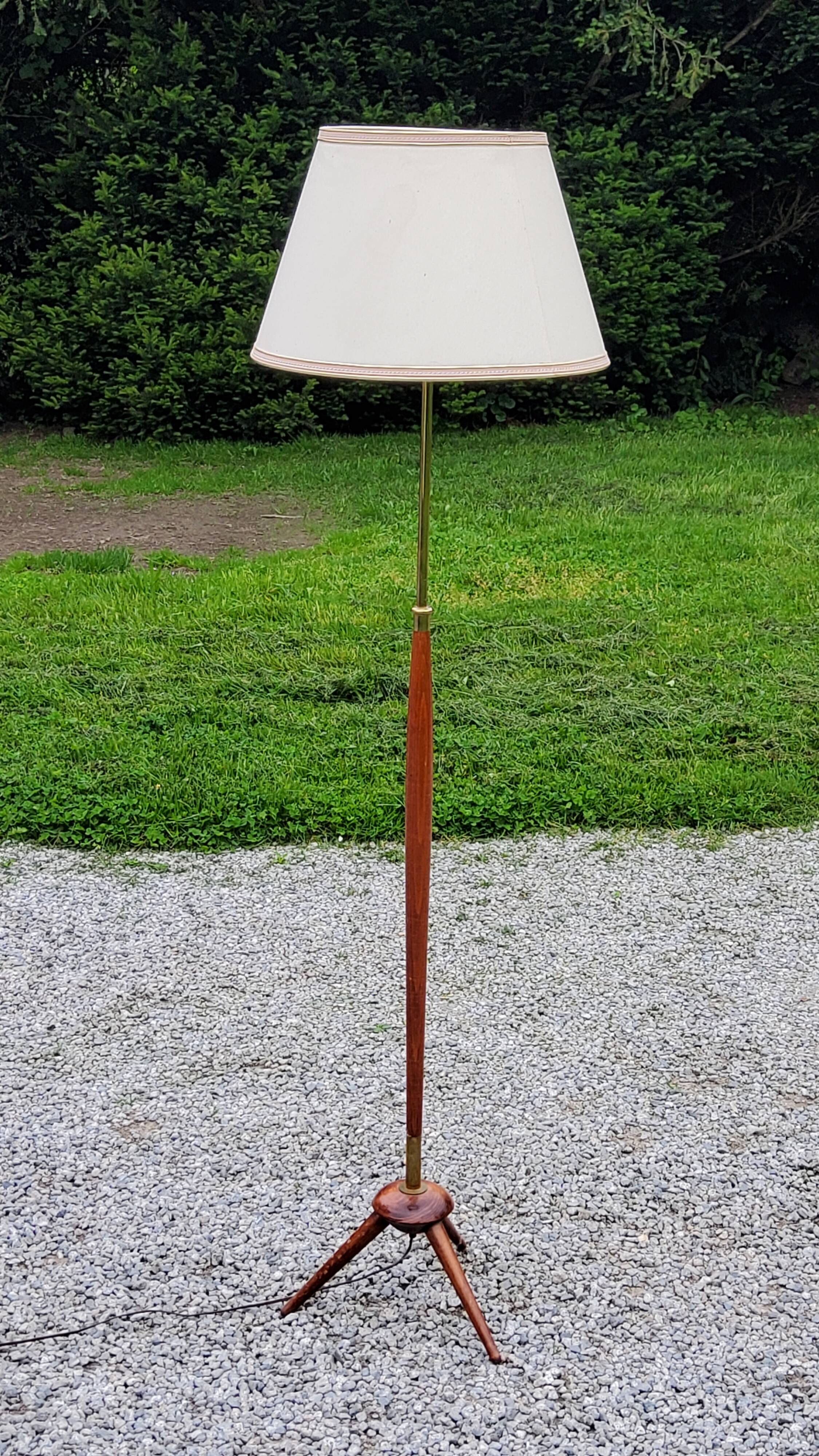 Vintage tripod floor lamp from the 60s in wood and brass