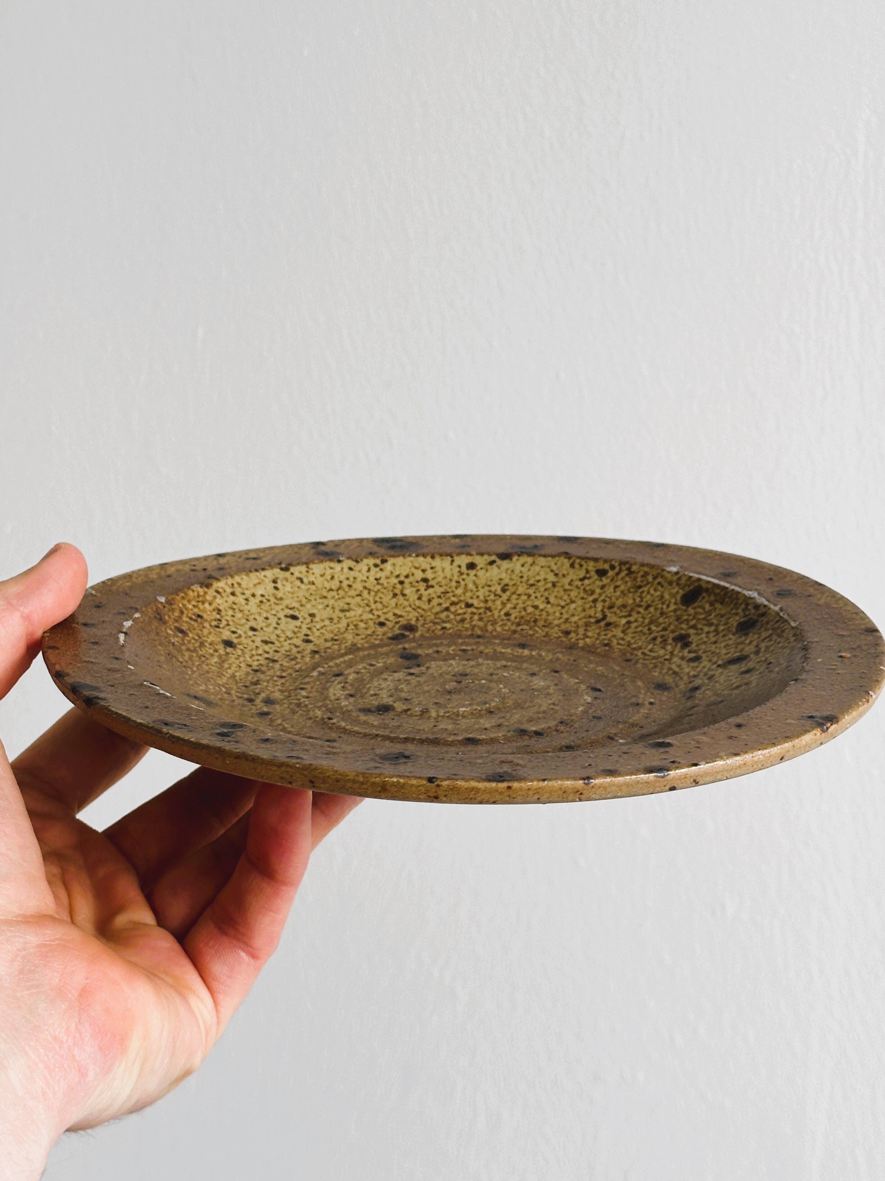 3 assiettes en grès rustique, finition mouchetée marron et beige.
