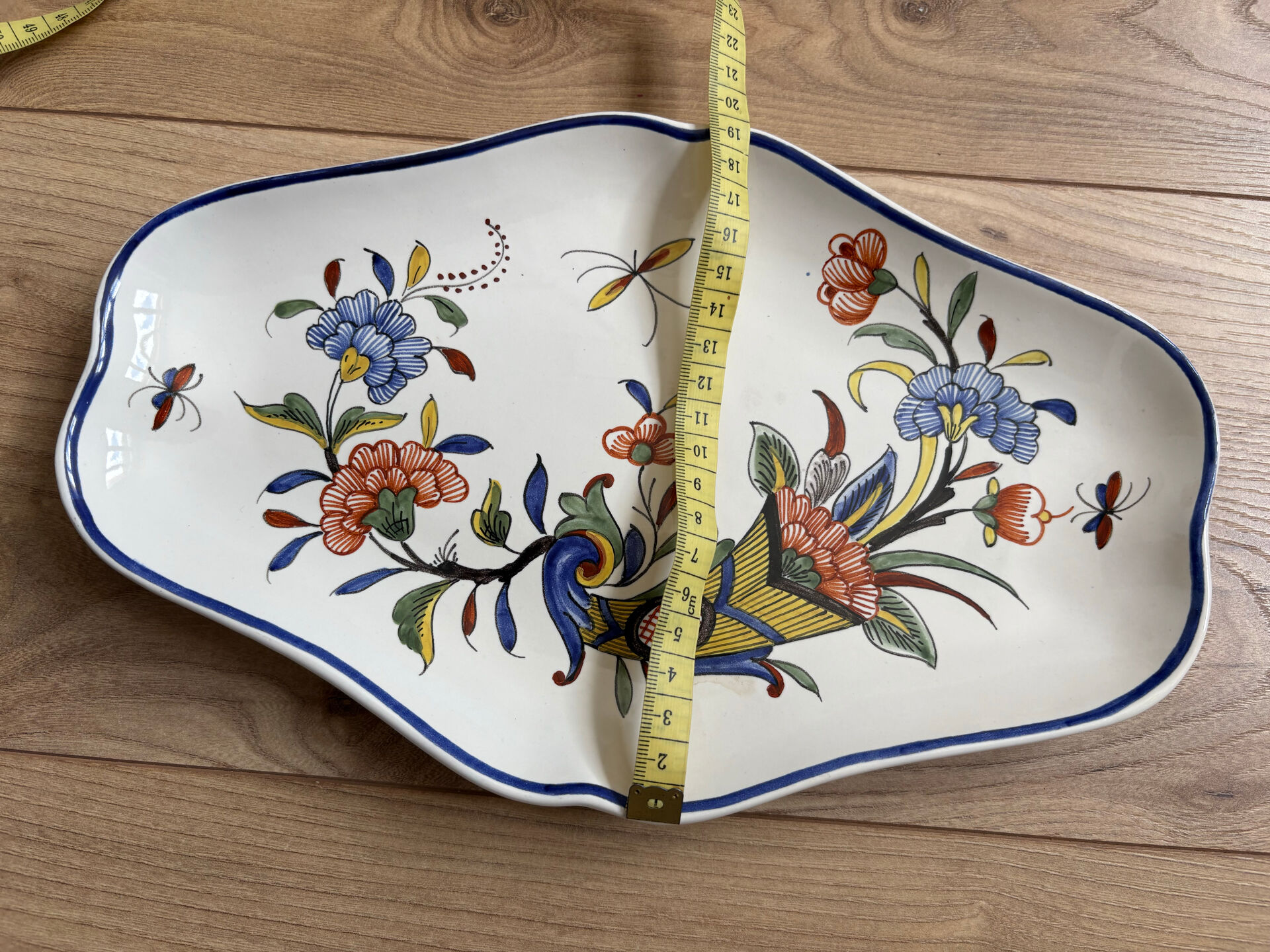 Antique serving dish in faience from Desvres - Signed Géo Martel - Decoration