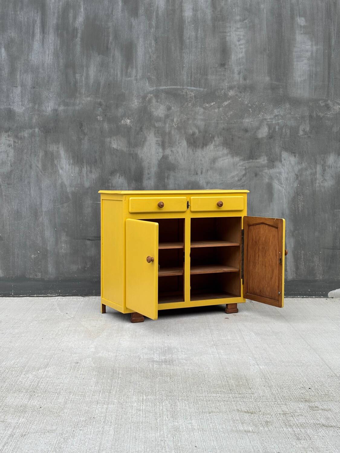 Buffet vintage jaune – pièce lumineuse et pleine de charme