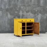 Buffet vintage jaune – pièce lumineuse et pleine de charme
