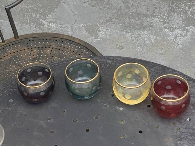 Liqueur carafe, or aperitif, carved with floral decoration in transparent glass and 4 polka dot glasses