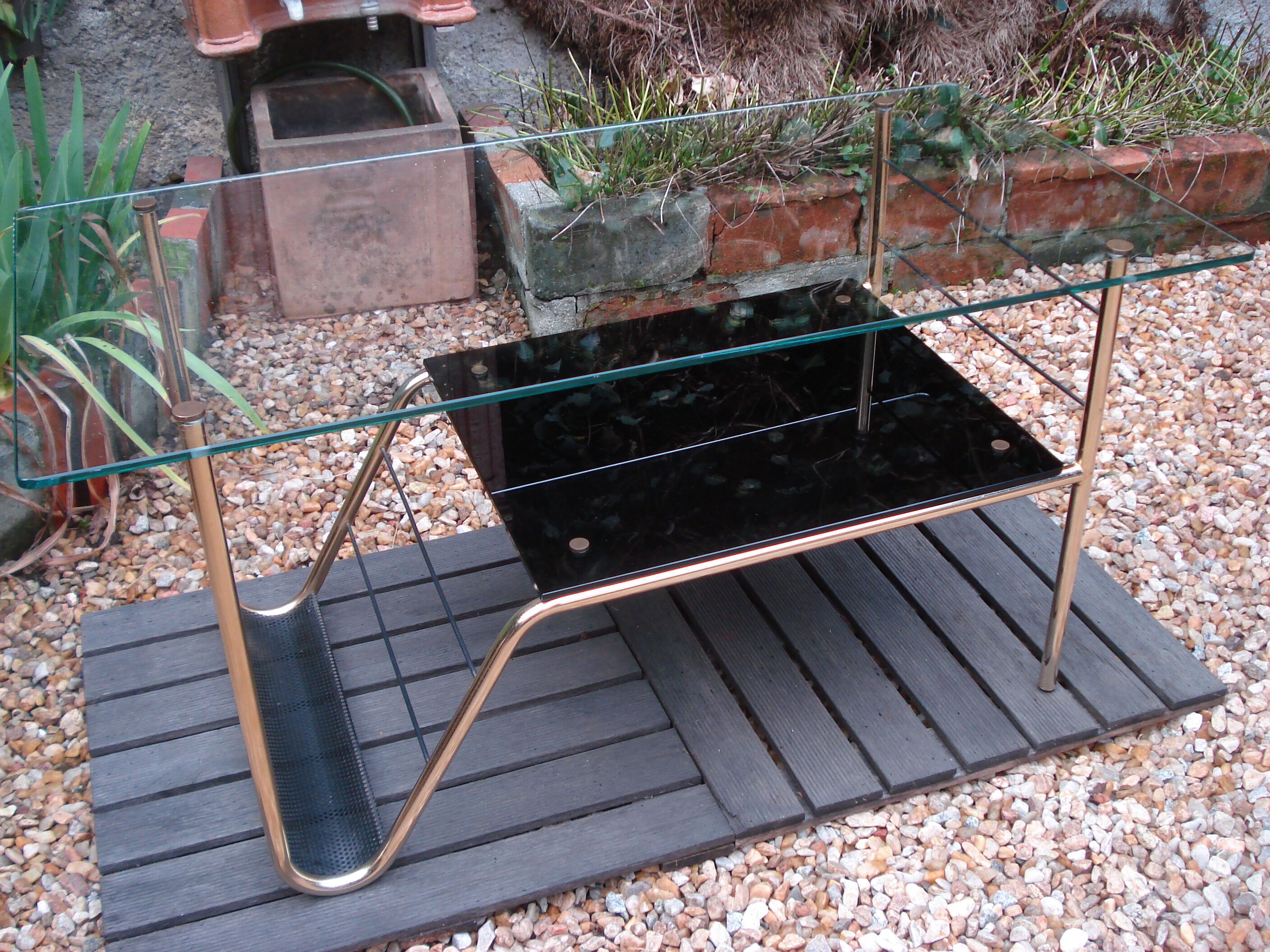 Table basse vintage double plateau verre et structure en métal doré