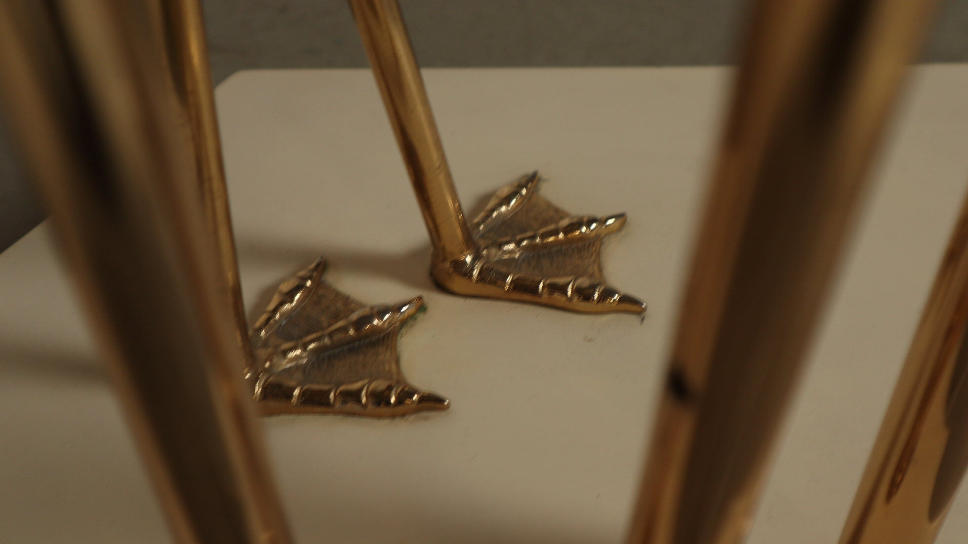 Grand lampadaire en laiton en forme de flamant rose, orné de feuilles de ginkgo sculptées, années 1970