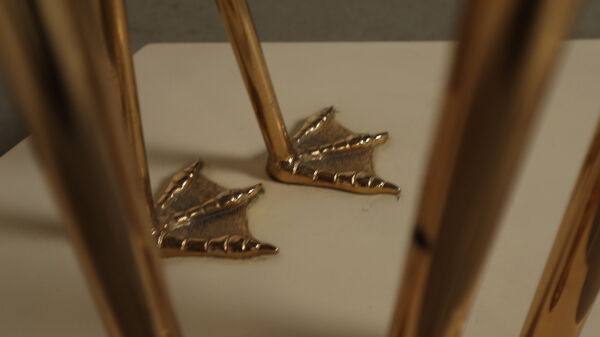 Grand lampadaire en laiton en forme de flamant rose, orné de feuilles de ginkgo sculptées, années 1970