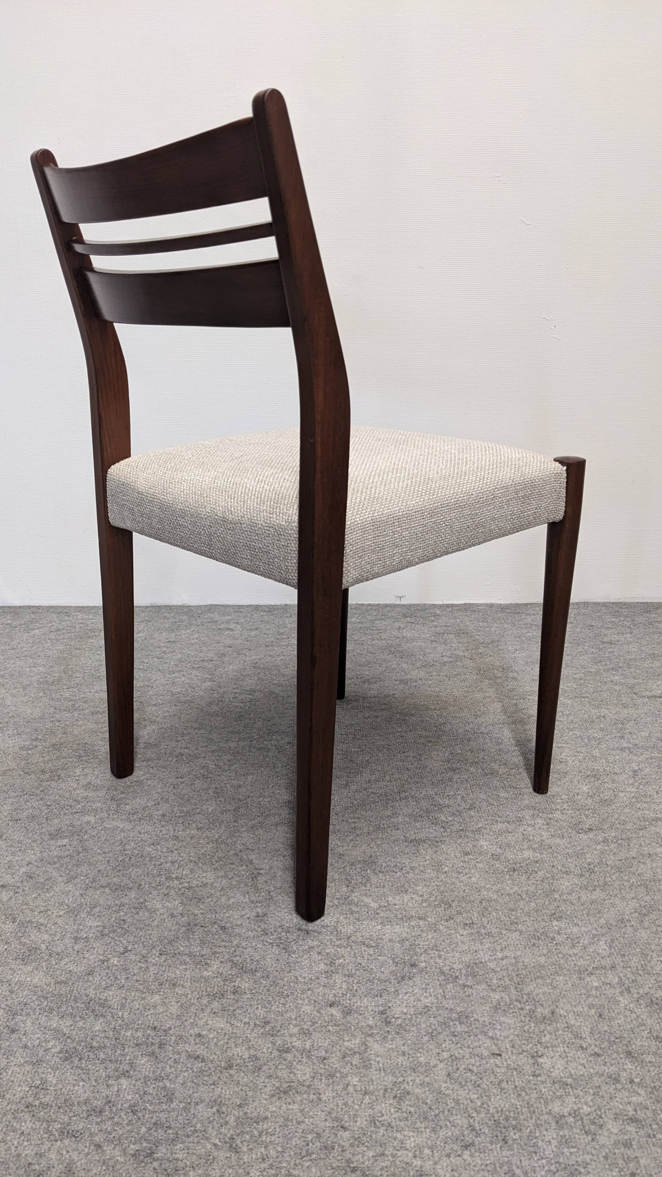 Série de 4 chaises de style scandinave en teck, France vers 1970