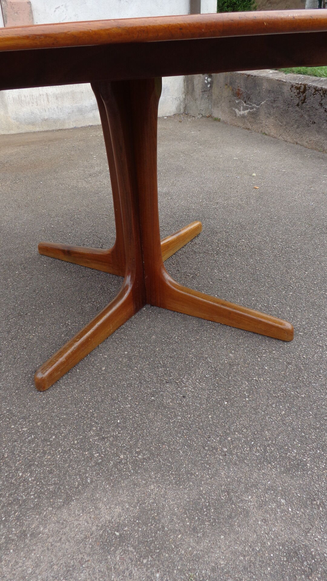 Dark baumann table