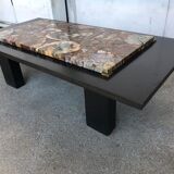 Table basse avec plateau en bois pétrifié