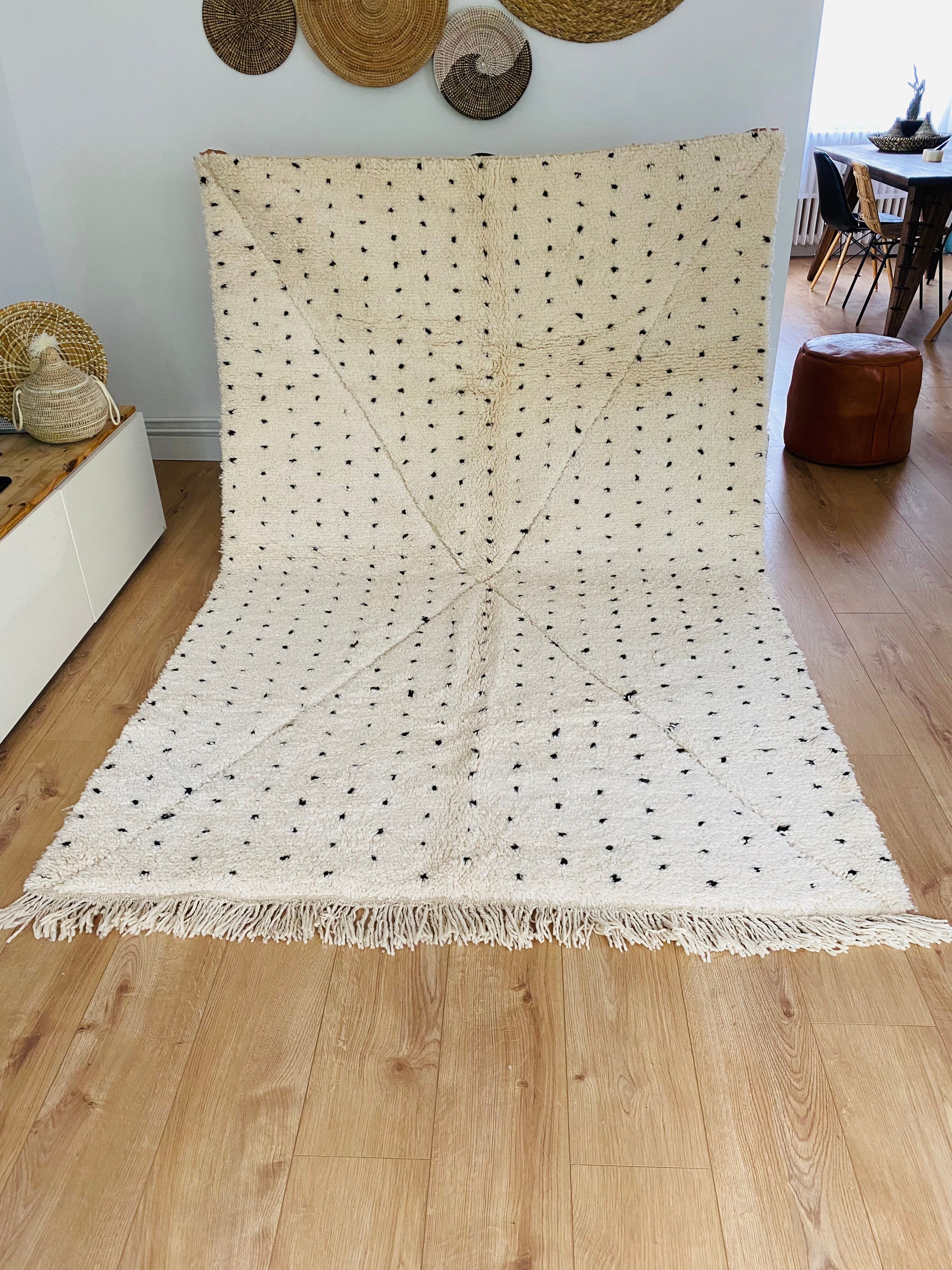 Berber carpet Beni Ouarain with black polka dots and relief 160x260