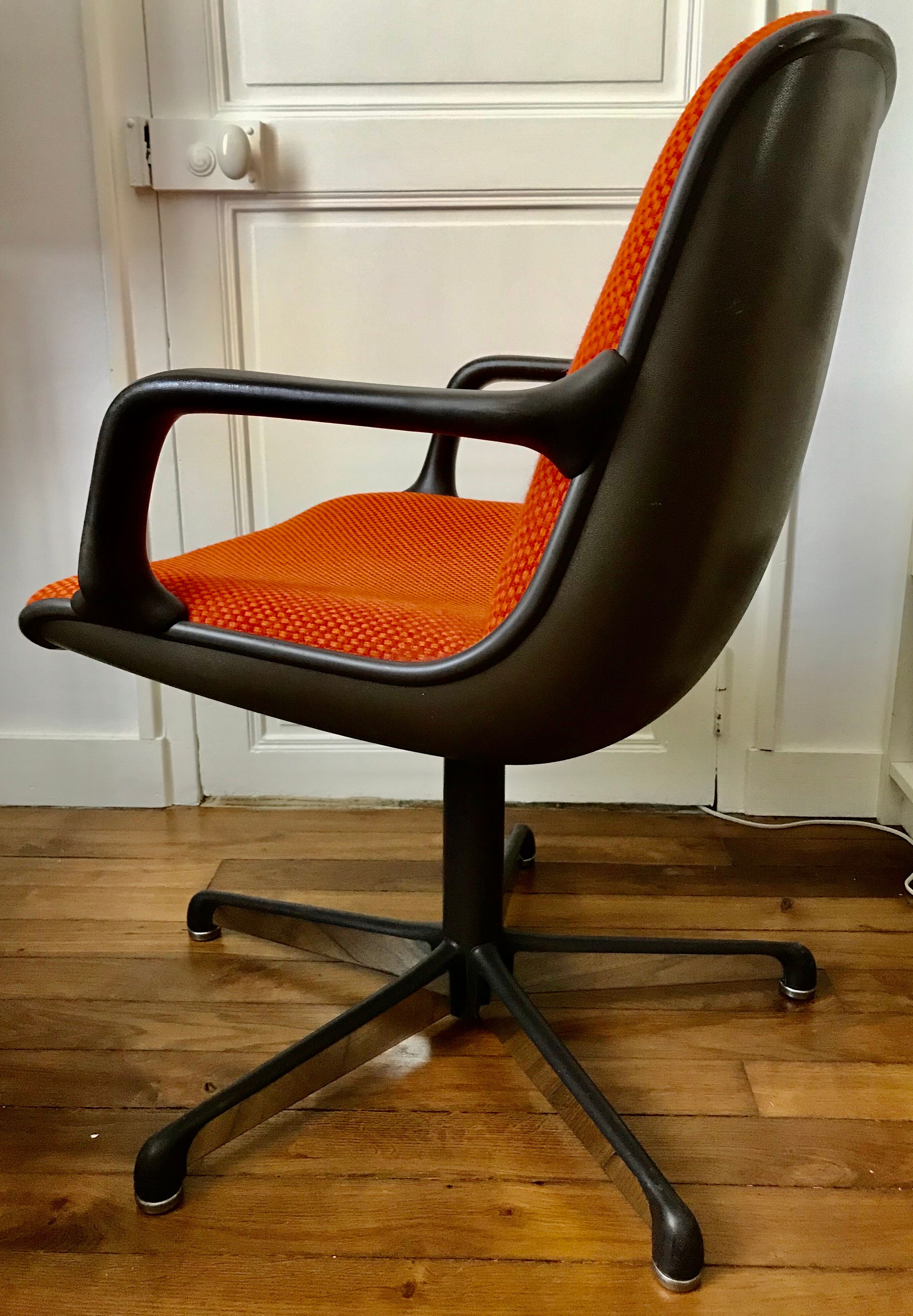 Vintage orange office chairs for Comforto 1980