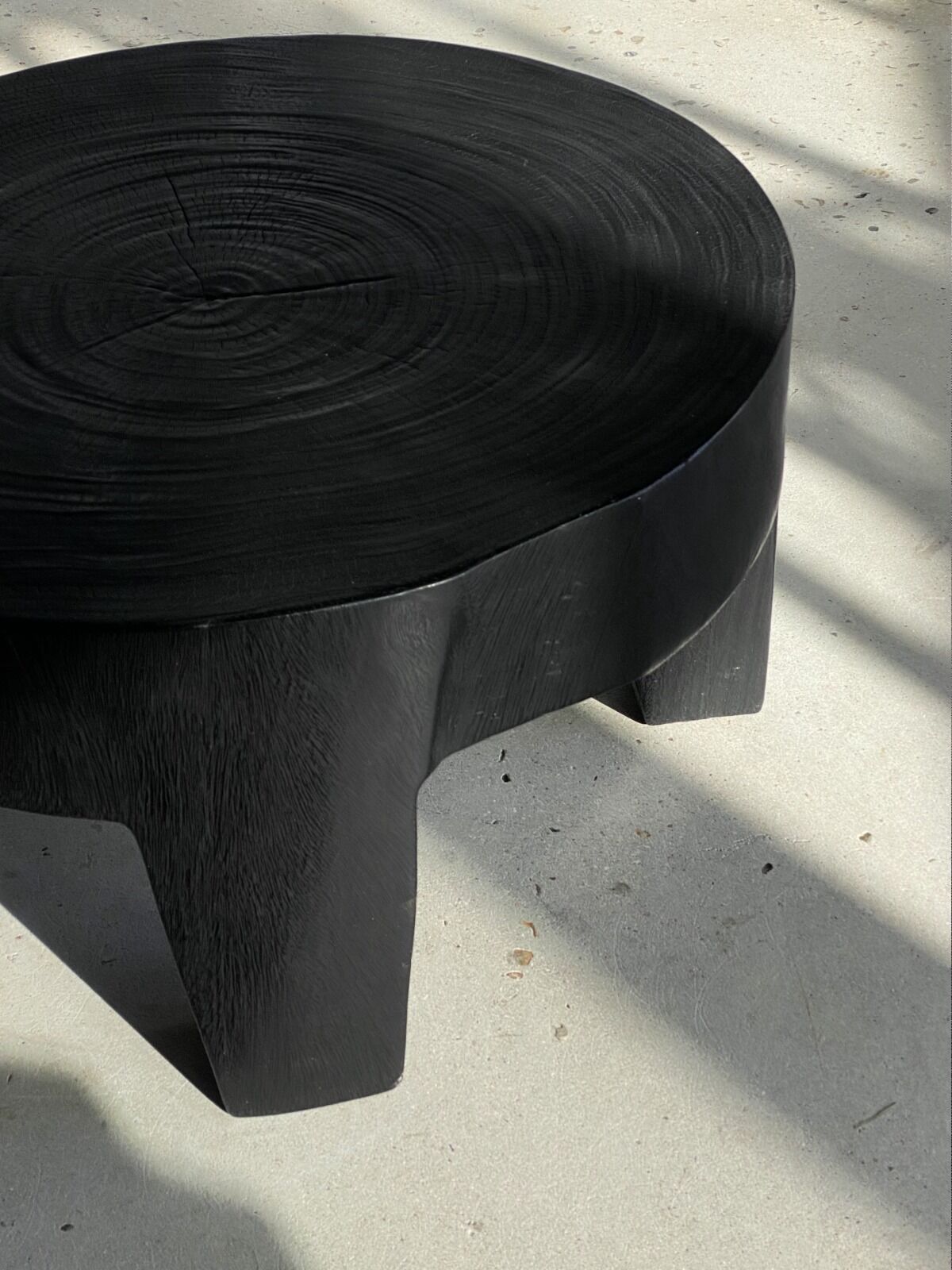 Coffee table en bois massif monoxyle noir