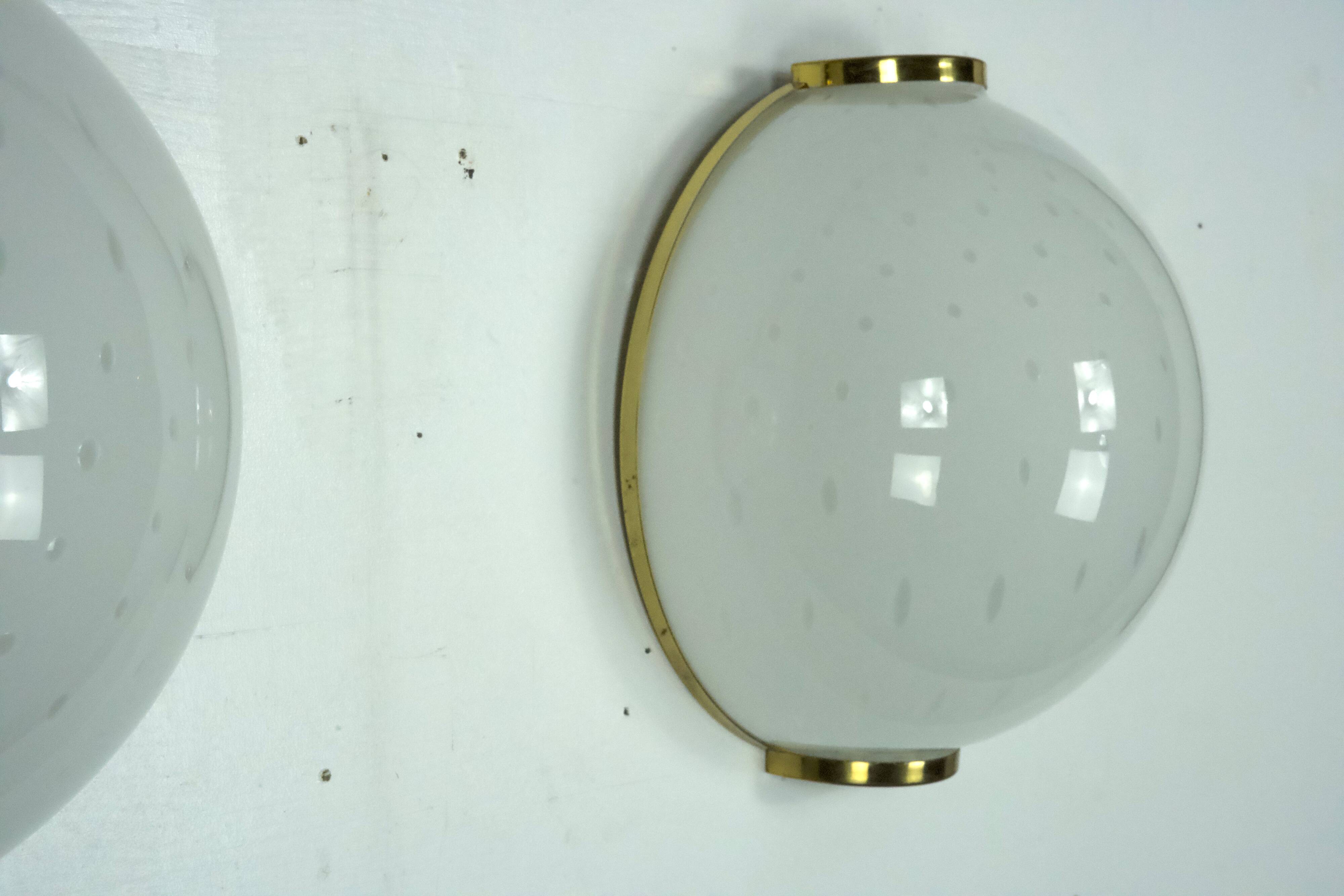 Paire de grandes appliques rondes en verre bullicante de Murano avec laiton. Italie années 1970