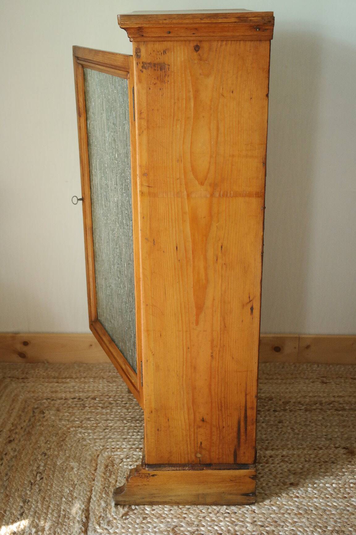 Low country window from the early 20th century