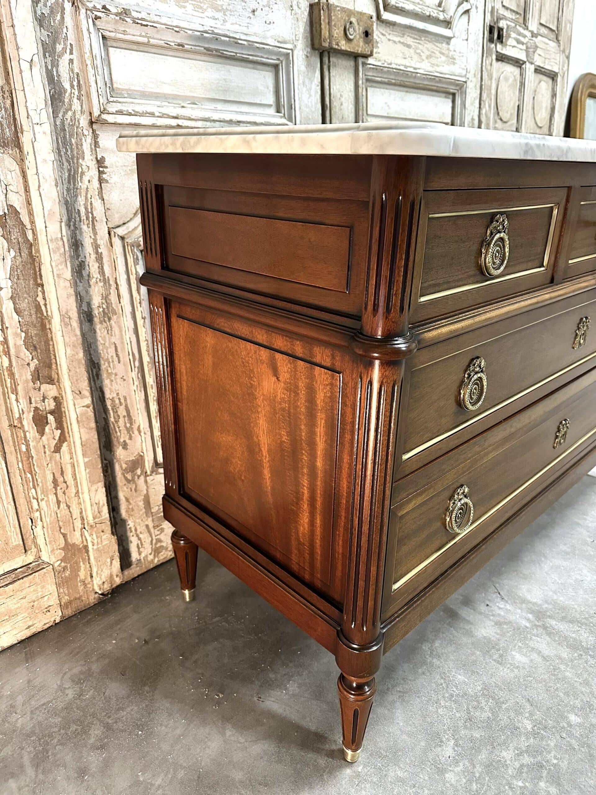 Commode de style Louis XVI en acajou