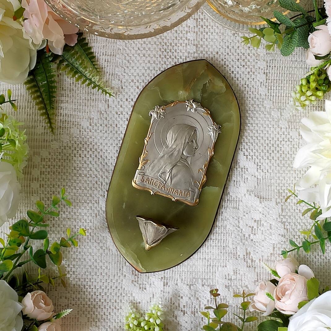 Green onyx wall font