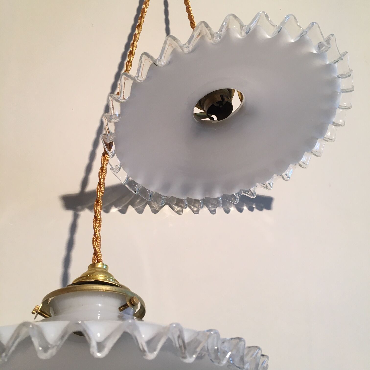 Pair of white opaline hanging with transparent serrated edges