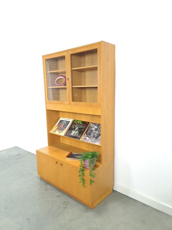 Vitrine haute pour vinyles avec portes vitrées et étagère à magazines de Suède