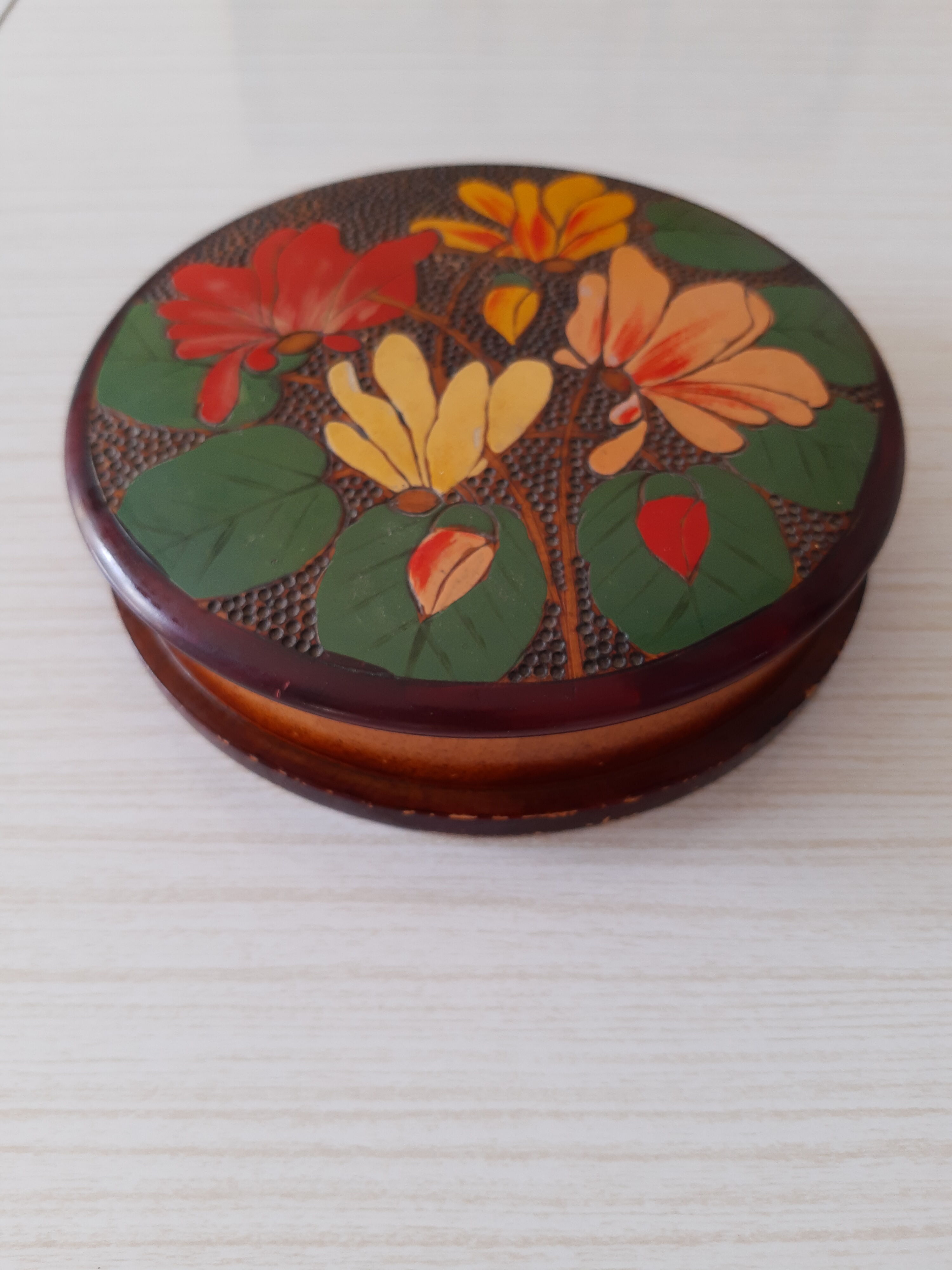 Boite ronde en bois décor floral