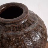 Petit vase ancien dans les tons sombres (c.1900)