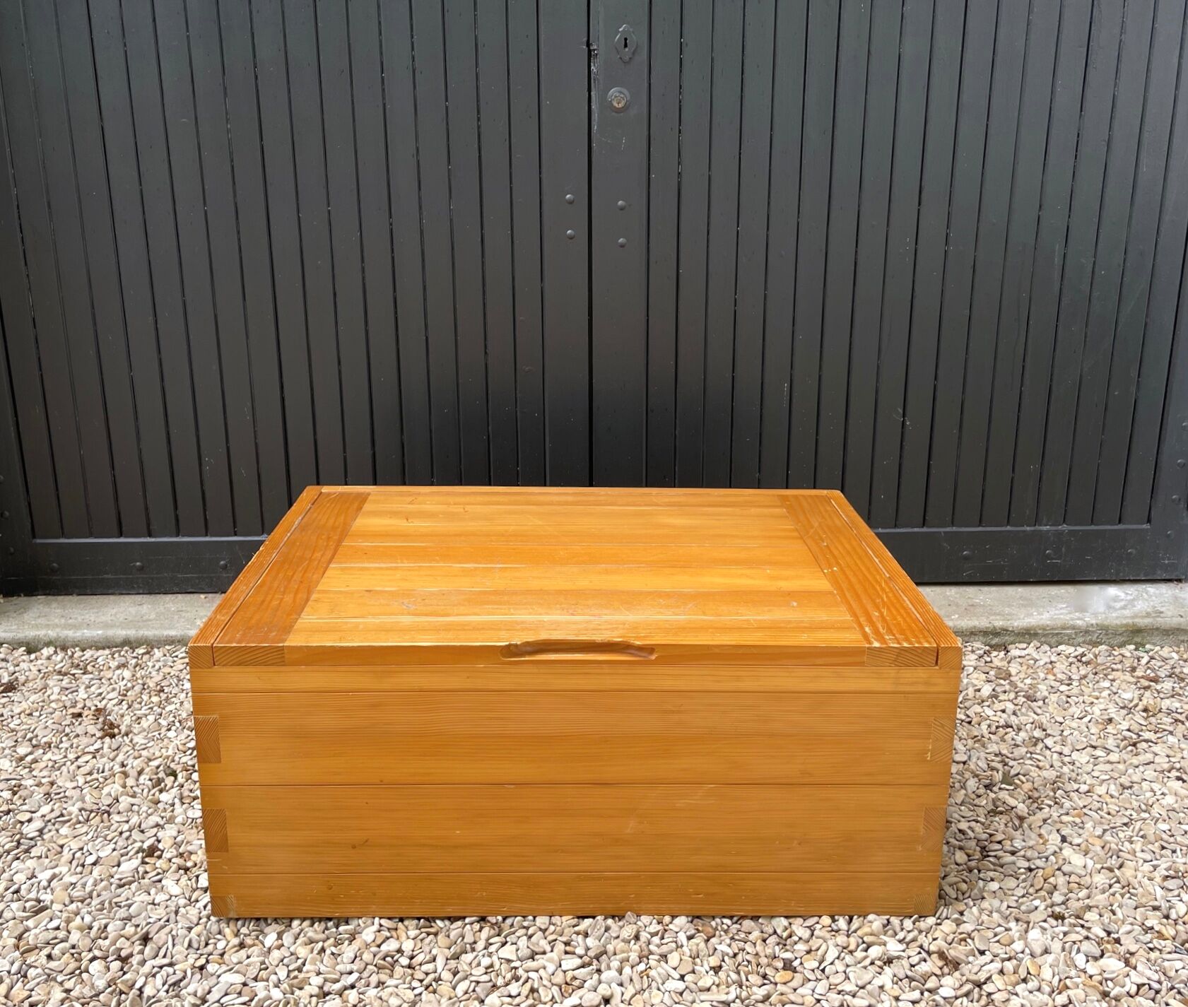 Coffre en pin de Roland Haeusler pour Regain, années 70