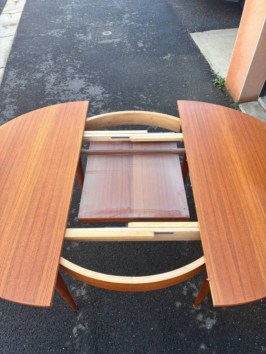 1970s Scandinavian design round table