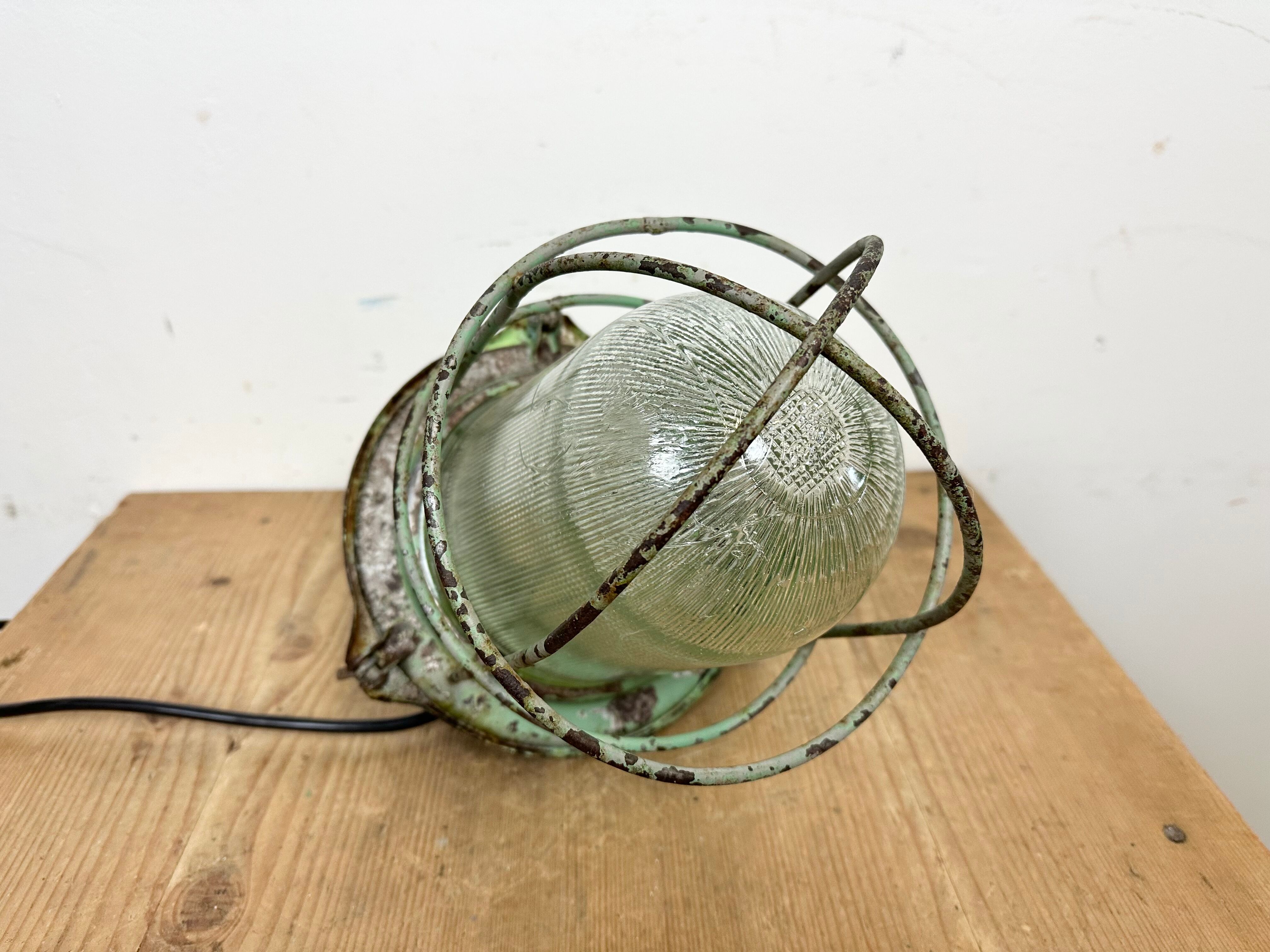 Suspension de bunker industriel soviétique vert avec grille de fer, années 1960