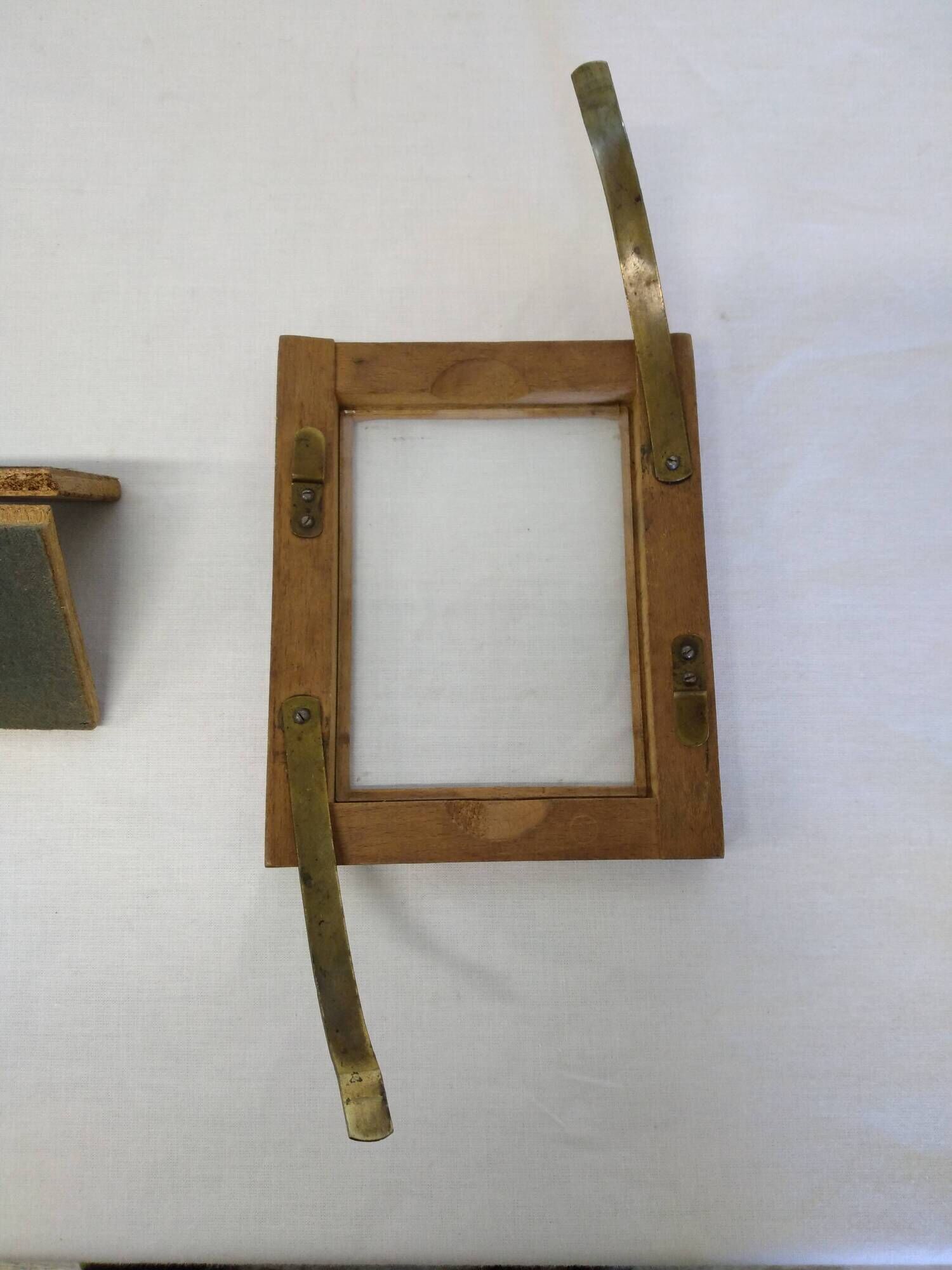 Photo frame in wood and glass