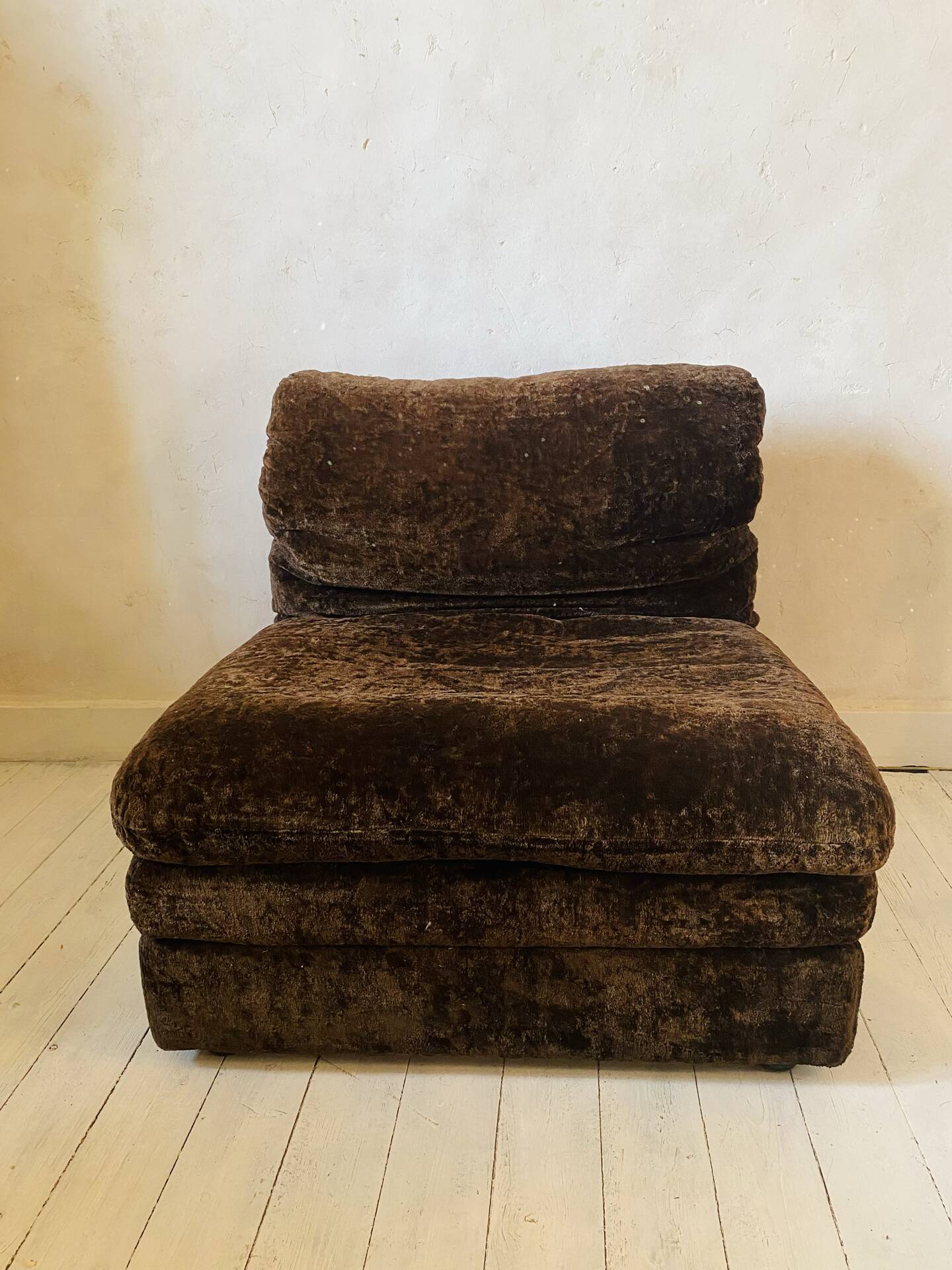 Chauffeuse vintage en velours chocolat
