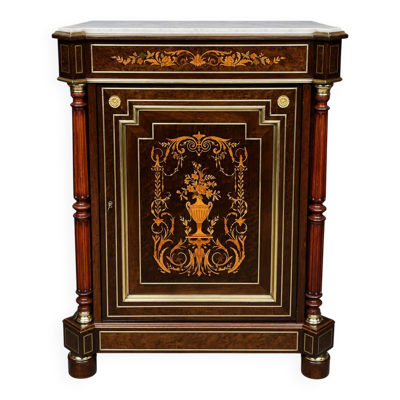 Commode élégante de style Napoléon III. Marqueterie en bois précieux. Bronze doré, dessus en marbre.