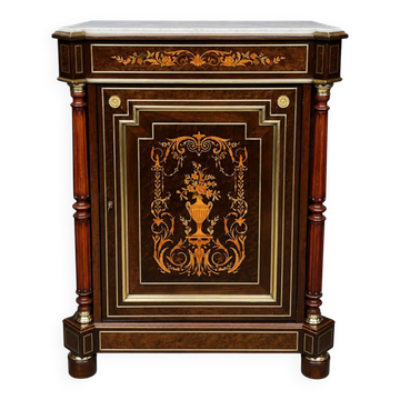 Commode élégante de style Napoléon III. Marqueterie en bois précieux. Bronze doré, dessus en marbre.