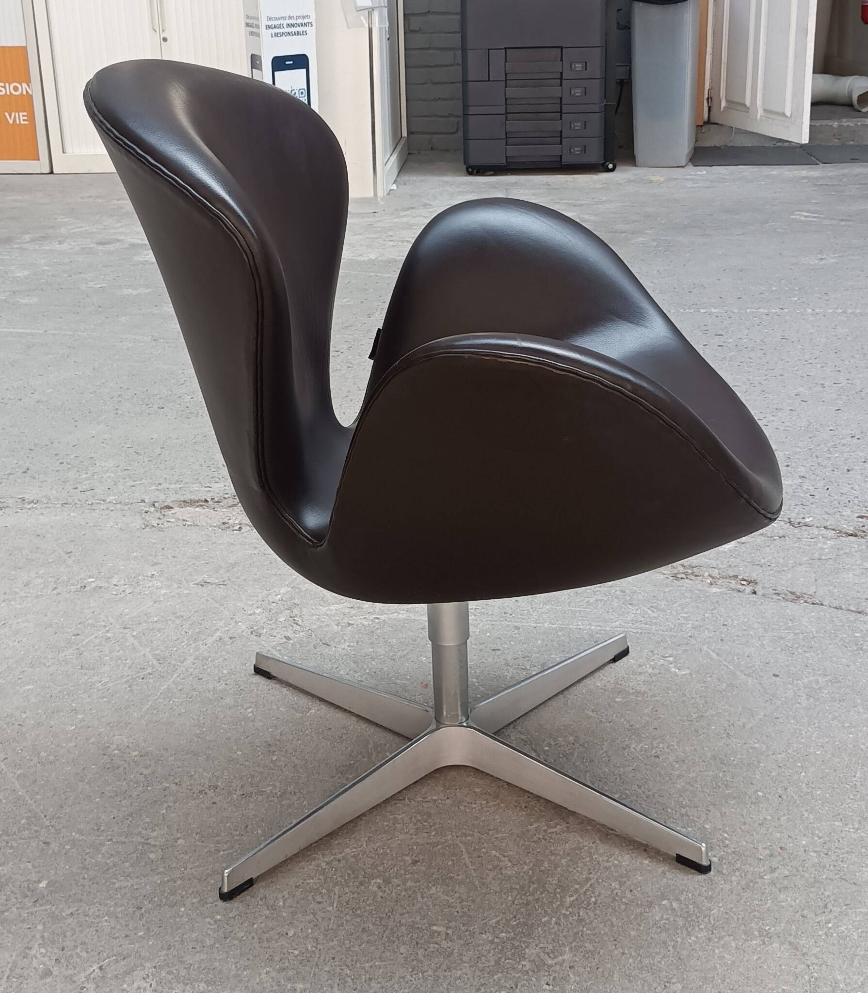 Swan chair by Arne Jacobsen for Fritz Hansen