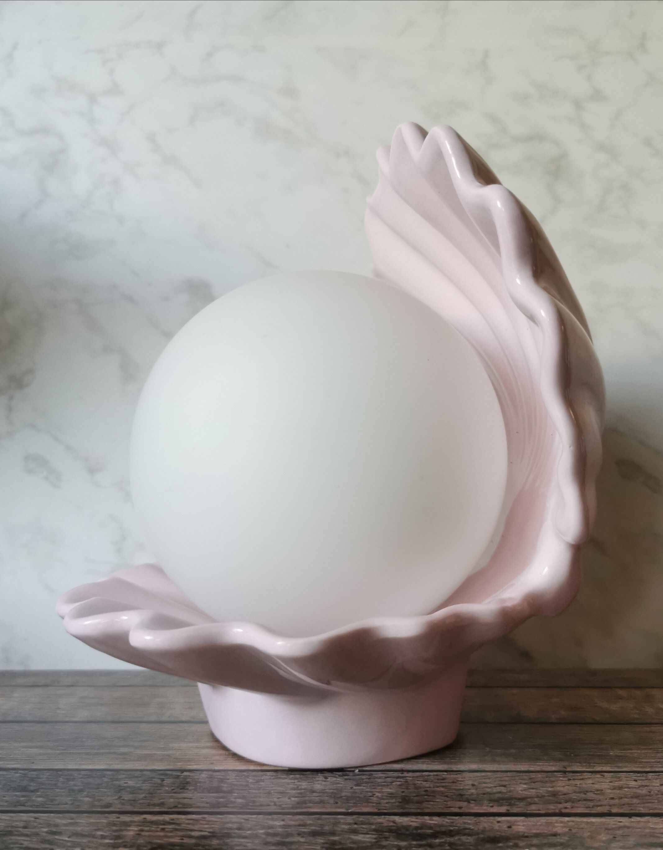 Opaline shell lamp