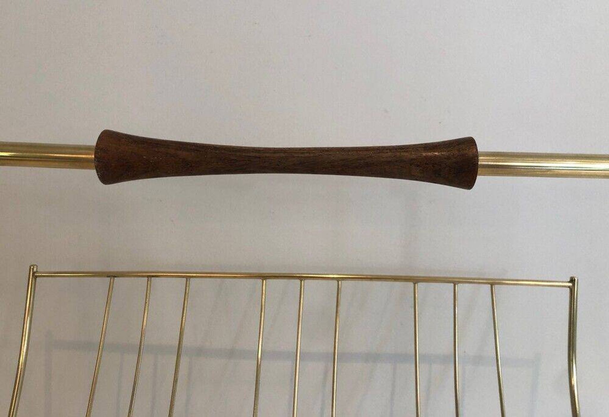 Brass and wood magazine rack, in the style of Cesare Lacca.