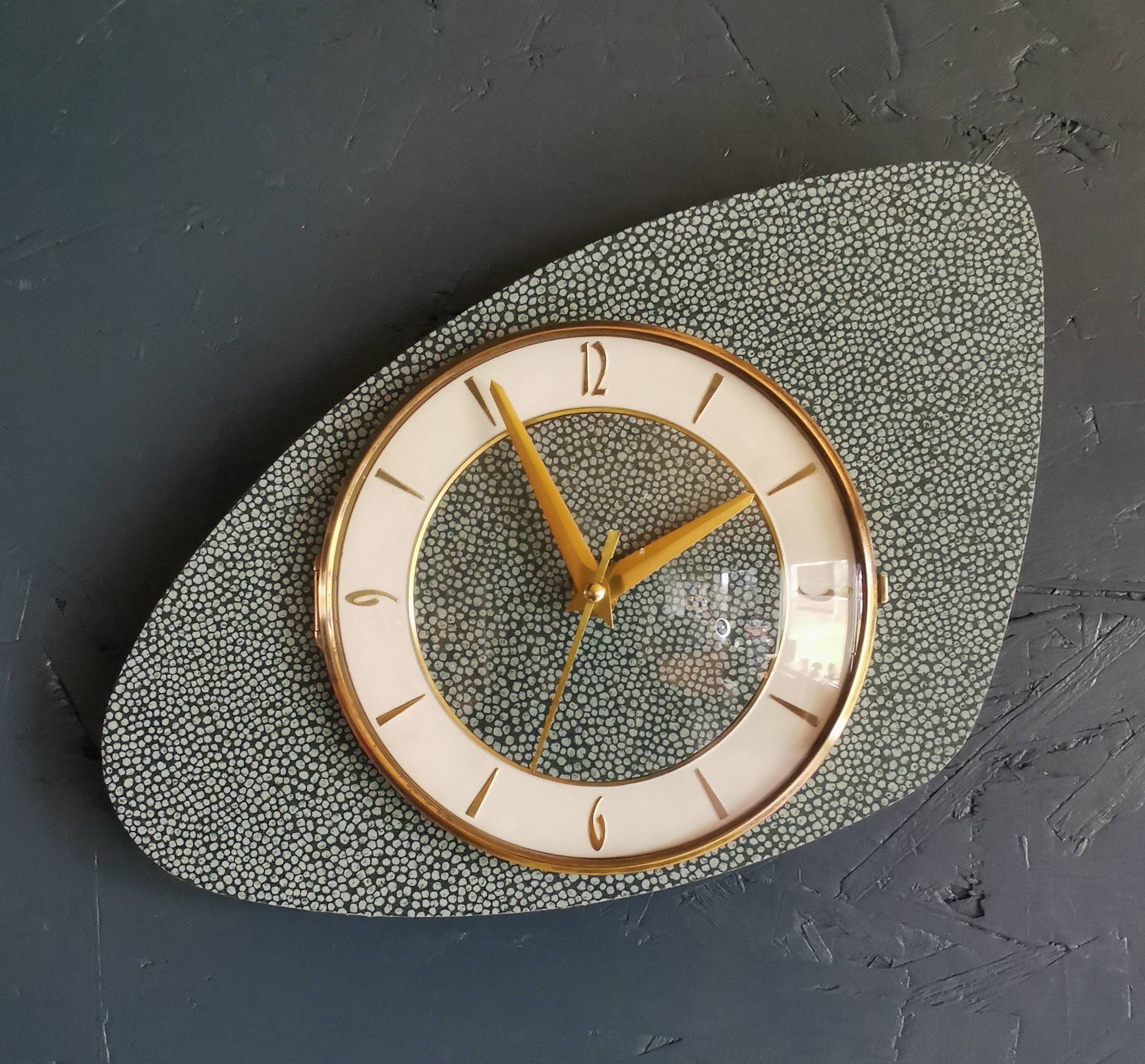 Horloge formica vintage pendule murale silencieuse asymétrique "Vert doré ronds"