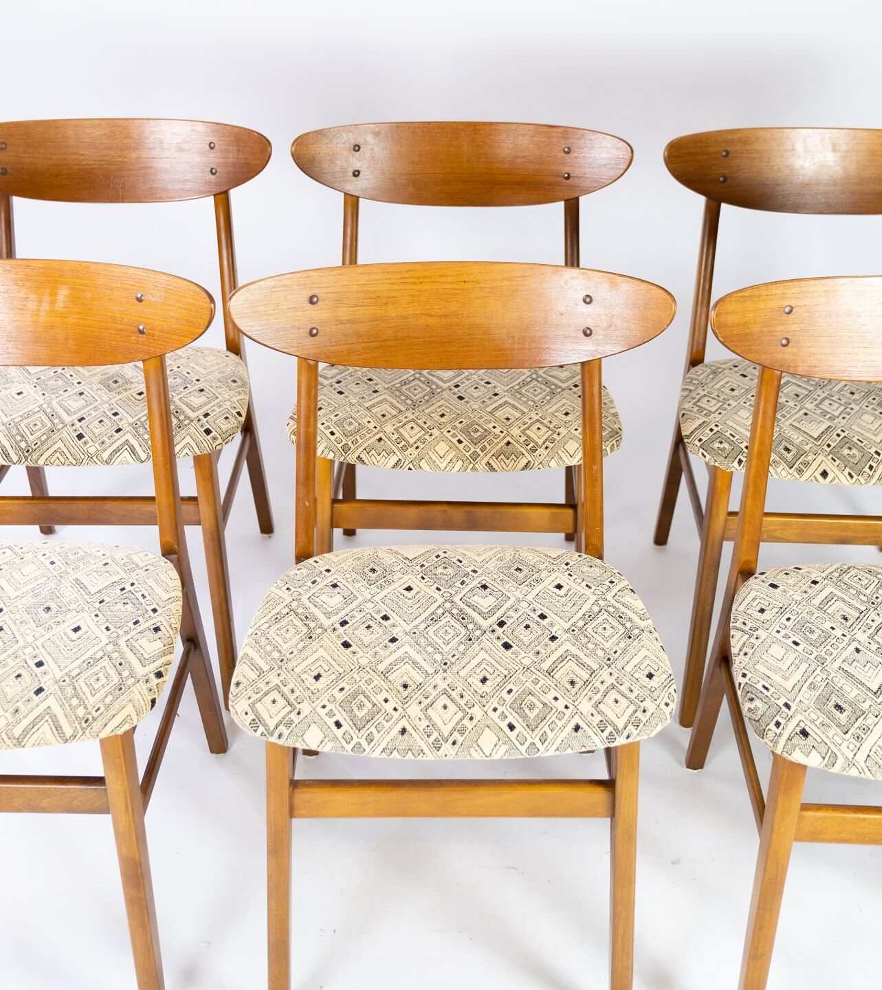 Set of six dining room chairs in teak and upholstered with light fabric, of danish design, 1960S