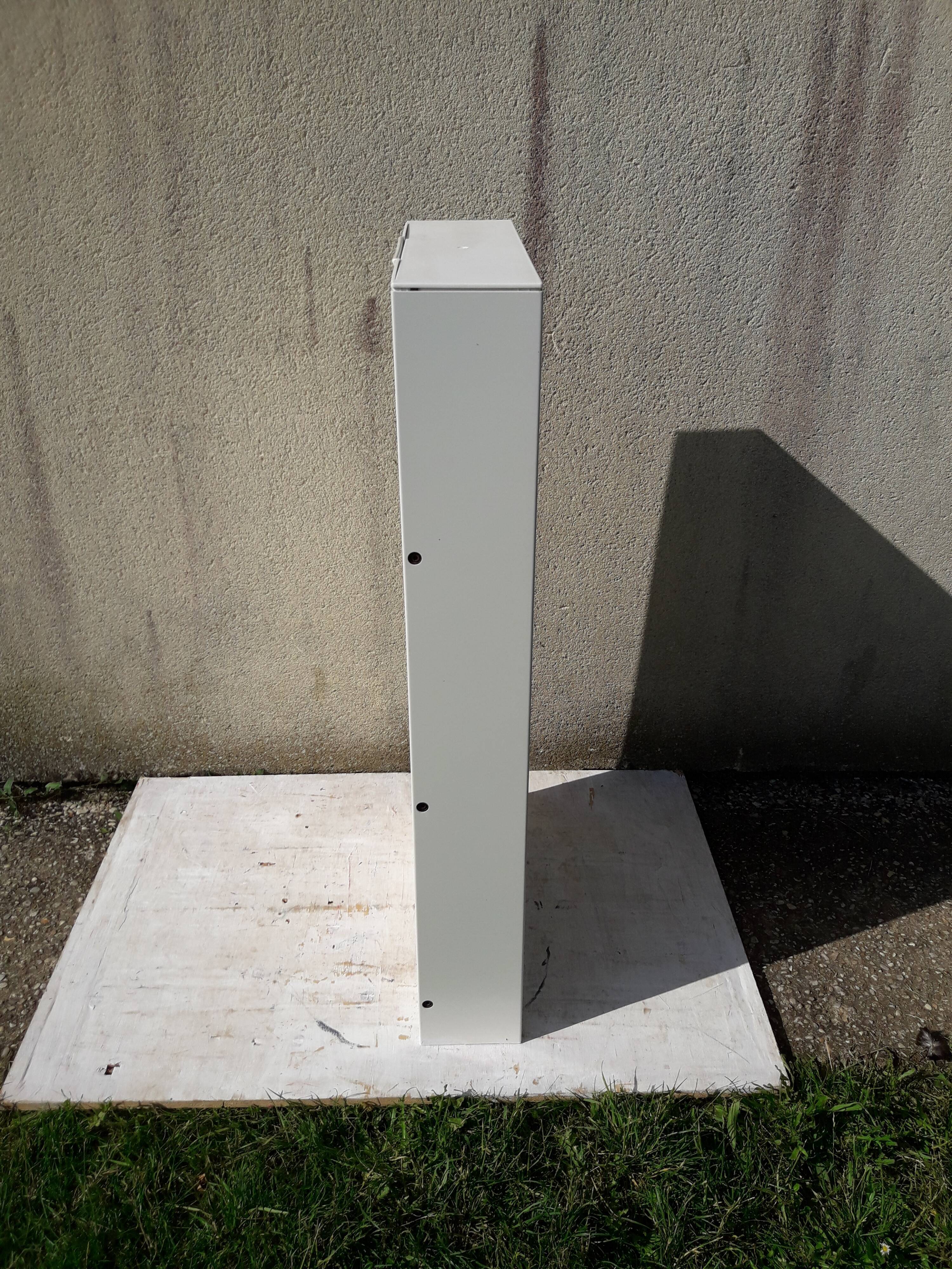 White metal shoe cabinet for 6 pairs