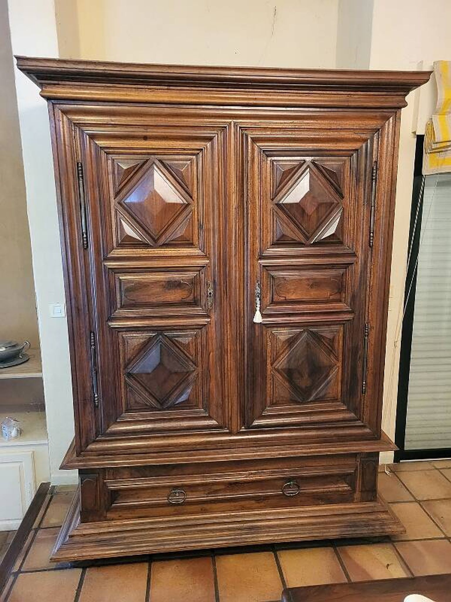 Armoire Louis XIII en noyer pointe de diamant et 2 portes, XVIIIème siècle